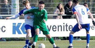 Der Altdorfer Quendrim Jaha (Mitte) wird vom Schönaicher Finn Wacker bedrängt.